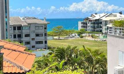 Apartamento Mobiliado com VISTA MAR á 250 metros da Praia Brava.