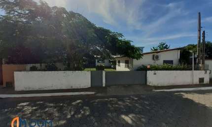 Uma casa mais dois kitnets pra locação anual no Rio Vermelho Florianópolis