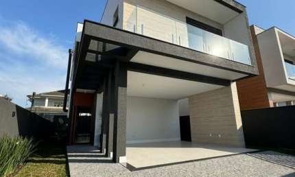 Casa Alto Padrão com 209m² á aproximadamente 800 metros da Praia dos Ingleses