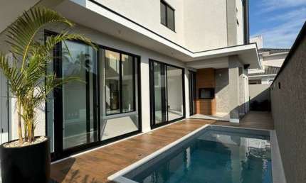 Casa Alto Padrão com 209m² á aproximadamente 800 metros da Praia dos Ingleses.