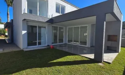 Casa Alto Padrão com 220m² á aproximadamente 2km da Praia da Cachoeira do Bom Jesus
