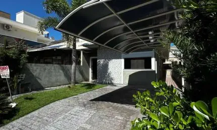 Casa com 115m² á aproximadamente 1,2km da praia da cachoeira do bom jesus.