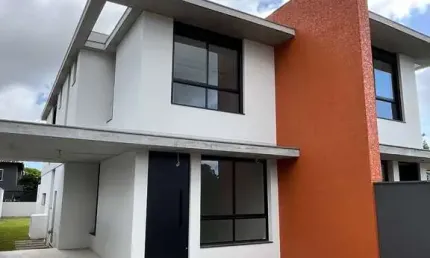Sobrado com escritura pública, localizado em loteamento planejado no bairro rio Vermelho, Florianópolis/SC