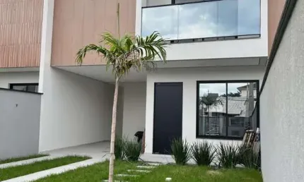 Sobrado com 3 dormitórios e amplo pátio, localizado na praia dos ingleses, florianópolis/sc.