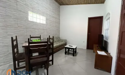 Casa 02 dormitórios com 02 vagas de garagem em residencial familiar
