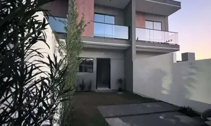 Sobrado à venda no bairro São João do Rio Vermelho - Florianópolis/SC