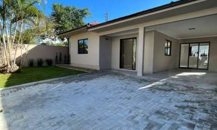 Casa Térrea com 03 quartos (c/suíte) em excelente localização