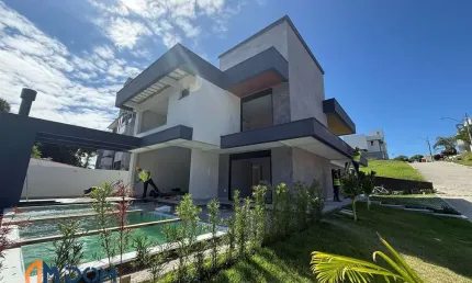 Casa Alto Padrão em condomínio fechado, localizada a 1oo metros da praia dos Ingleses, Florianópolis/SC.