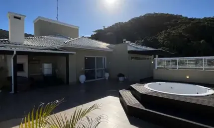 Apartamento Cobertura com amplo terraço em condomínio a beira-mar da praia dos Ingleses, Florianópolis/SC.