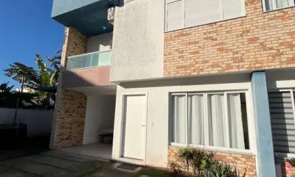 Sobrado geminado em condomínio localizado aproximadamente 900 metros da praia dos Ingleses, Florianópolis/SC.