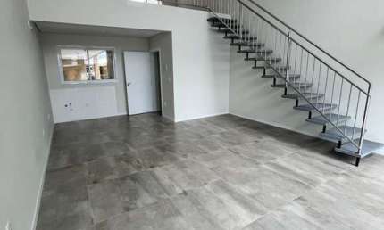 Sala Comercial com 57m² e Mezanino em uma das principais vias do Bairro de Ingleses.