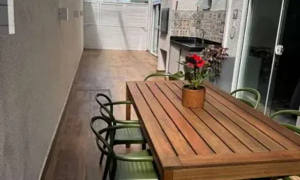 Apartamento Garden mobiliado, equipado e decorado com 105m², aproximadamente 1000 metros da Praia dos Ingleses.