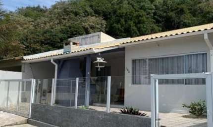 Casa Mobiliada com apartamento nos fundos, á aproximadamente 300 metros da praia dos Ingleses;
