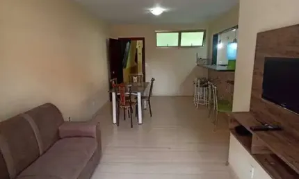 Oportunidade de apartamento frente para avenida. 100 metros da praia.