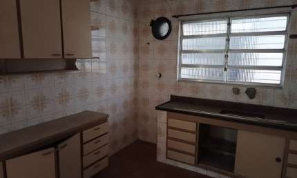 SOBRADO DE ESQUINA NO CATIAPOÃ, 03 DORMS., 01 SUÍTE, 02 WC, VAGA PARA 04 CARROS