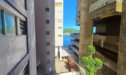 Amplo apto com 110m2, 02 dorms, dependência  completa, 02 entradas, 01 vaga demarcada, a 50 m da praia dos milionários