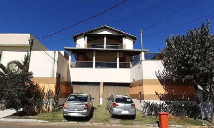 Casa com 6 quartos , no Condomínio São Lucas, aceita financiamento.