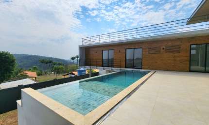 Casa linear com vista deslumbrante e área de lazer completa!!