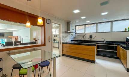 Essa casa é para quem busca uma total integração entre os ambientes!! Cada detalhe foi pensado com muita inteligência! Integração total entre a sala, cozinha e espaço gourmet , proporcionando um excel