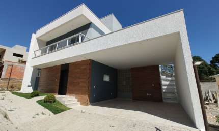 Casa em Condomínio com 3/4, sendo 01 suíte, com 02 vagas de garagem