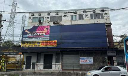 Ótima loja de 270m2 e 3 banheiros para alugar por 8.000,00. Rua Dr. Alfredo Backer, nº 446 loja , Trindade - São Gonçalo - RJ