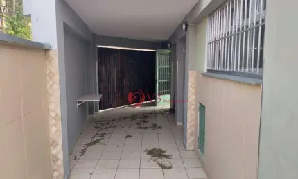 Sobrado com 130 metros quadrados com sala, cozinha, 3 dormitórios, 2 banheiros e uma vaga de garagem