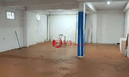 Salão comercial de 150 metros quadrados com cozinha, escritório, energia trifásica