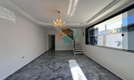Sobrado c/ 4 Quartos, Piscina, Varanda e Ótima Localização!