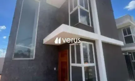 Casa no estilo sobrado á venda em condomínio no Bosque dos Buritis