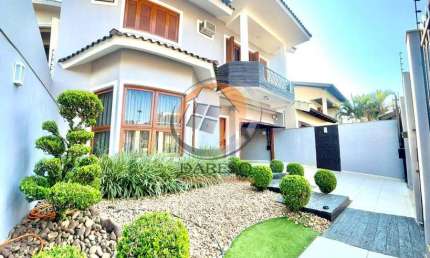 LUXUOSO SOBRADO C/ SUÍTE MASTER E 3 DORM. EM LOCALIZAÇÃO EXCLUSIVA