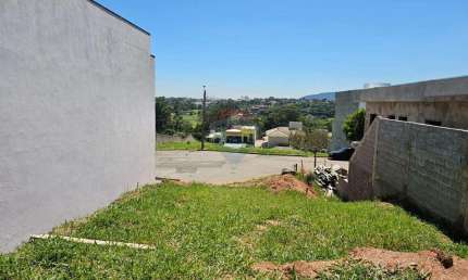 Terreno com 221m² em suave aclive à venda no Condomínio Vila Preciosa em Cabreúva.