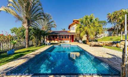 Casa/Chácara em Condomínio ( 2 casas que juntas somam 5 quartos/dormitórios, 5 banheiros e 2 lavabos