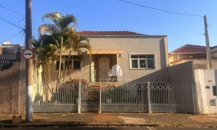 Casa com dois terrenos, com ótima localização em americana/sp