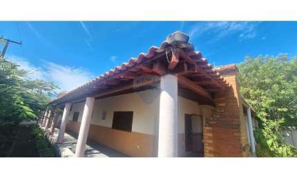 Descubra Sua Casa dos Sonhos no Centro de Unamar, Cabo Frio, RJ.