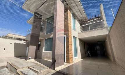 CASA INDEPENDENTE DE ALTO PADRÃO COM 04 QUARTOS. 266 m2 DE ÁREA CONSTRUÍDA