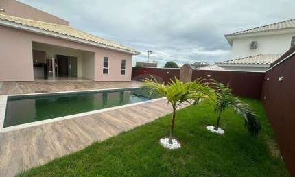 Casa no condomínio Blue Garden, com piscina e três quartos e três suítes.