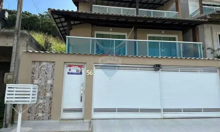 Casa triplex com três quartos , uma sendo suíte , piscina e churrasqueira.
