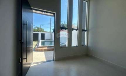 Casa em condomínio três quartos uma suíte e piscina.