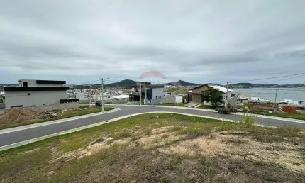 Terreno de Esquina | Vista para a Lagoa | 252m² de Puro Potencial