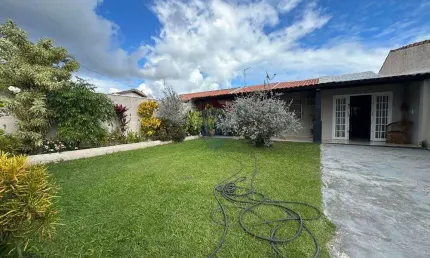 CASA COM TRES QUARTOS UMA SUITE PISCINA CHURRASQUEIRA E VAGA DE GARAGEM