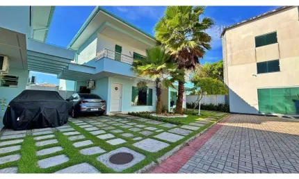 Casa Duplex  com 3 suítes  em condomínio fechado a apenas 100 metros da praia!