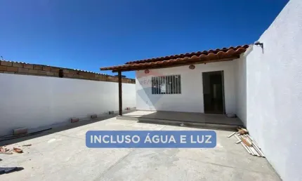 Casa com 2 Quartos, Água e Luz Inclusos, a Apenas 200m da Praia!