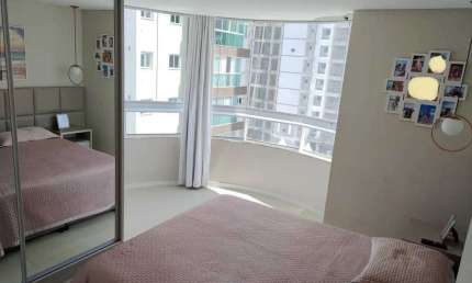Apartamento com 3 dormitórios sendo 1 suíte e 1 vaga de garagem no Centro de Balneário Camboriú