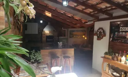 Sobrado com 4 dormitórios e 4 vagas de garagens a 700m da praia de Armação em Penha/SC.