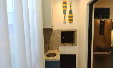 Apartamento mobiliado com 2 dormitórios sendo 1 suíte, 1 vaga de garagem no Centro de Camboriú