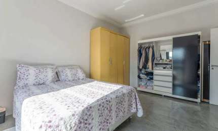 Casa com 3 suítes e 2 vagas de garagem no Centro de Balneário Camboriú.