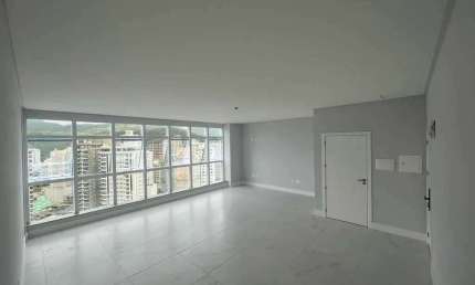 Sala Comercial em Prédio Comercial na Meia Praia - Itapema