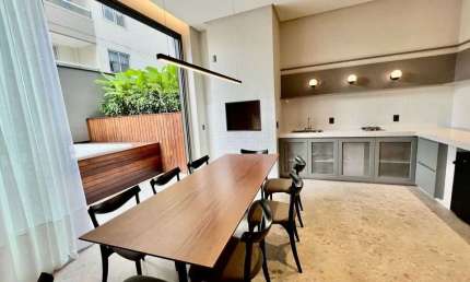 Apartamento com 4 suítes e 3 vagas de garagem na Barra Norte