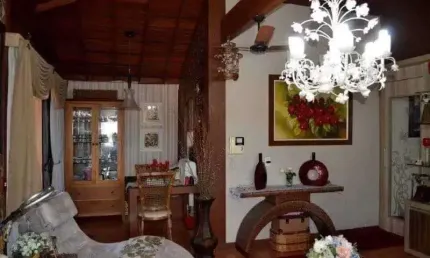 Sobrado com Sala Comercial no Bairro Cordeiros - Itajaí