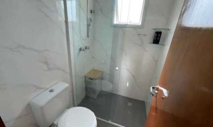 Apartamento mobiliado com 3 dormitórios sendo 1 suíte e 1 vaga de garagem em Penha/SC